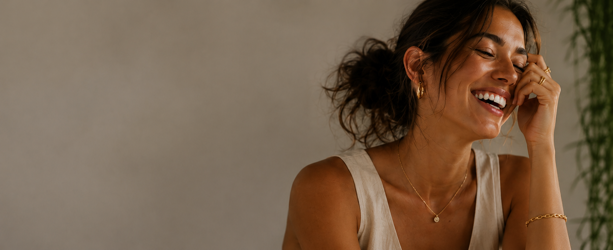 Woman wearing minimalist gold jewellery smiling – Nia Vivé About Us
